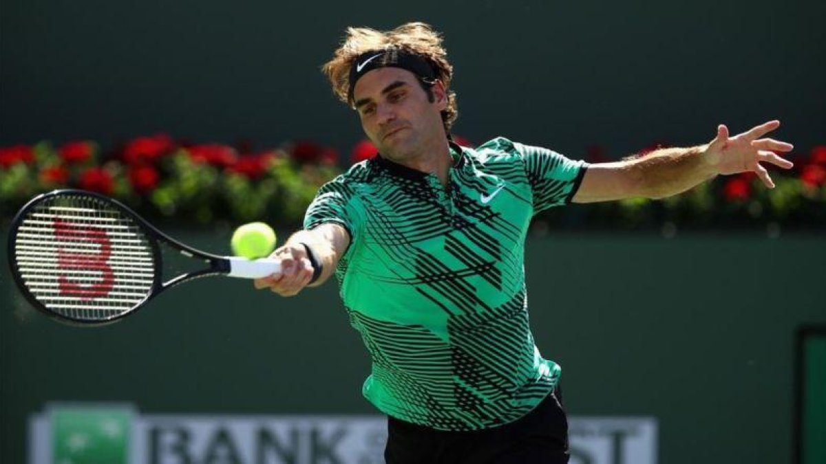 Roger Federer devuelve una derecha a Stanislas Wawrinka durante la final de Indian Wells.-AFP / BRUNSKILL