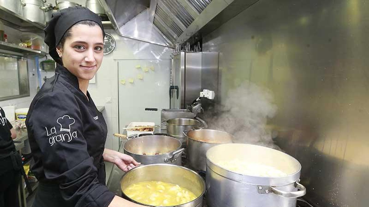 Carmen Tirado prepara uno de los platos de La Granja, donde trabaja desde hace dos años.-RAÚL OCHOA