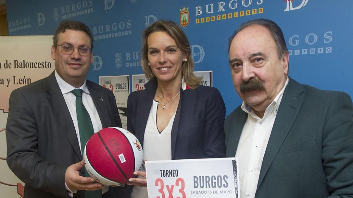 De izquierda a derecha Germán Martínez, Lorena de la Fuente y Carlos Sainz.-ISRAEL L. MURILLO
