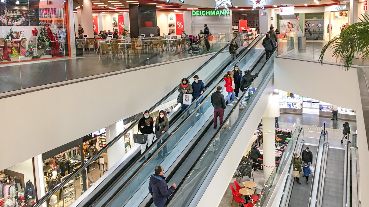 Los clientes regresaron ayer a las tiendas de los centros comerciales después de mes y medio cerradas. En la imagen el Camino de la Plata. ISRAEL L. MURILLO