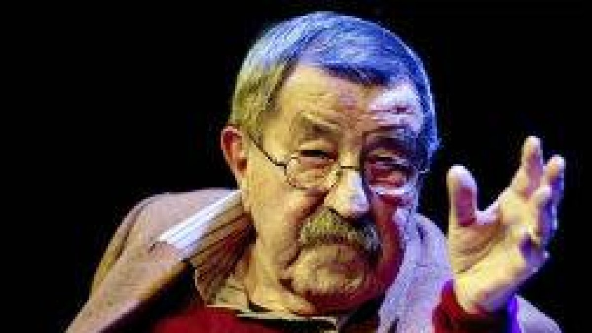 Günter Grass, en noviembre del 20014 en Munich. Abajo, ilustraciones del autor para 'La caja de los deseos' y , a la derecha, para un libro de Saramago.-Foto: SVEN HOPPE