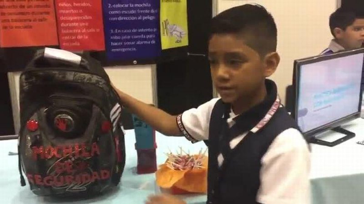 El niño Juan David Hernández presenta la mochila anti-secuestros.-
