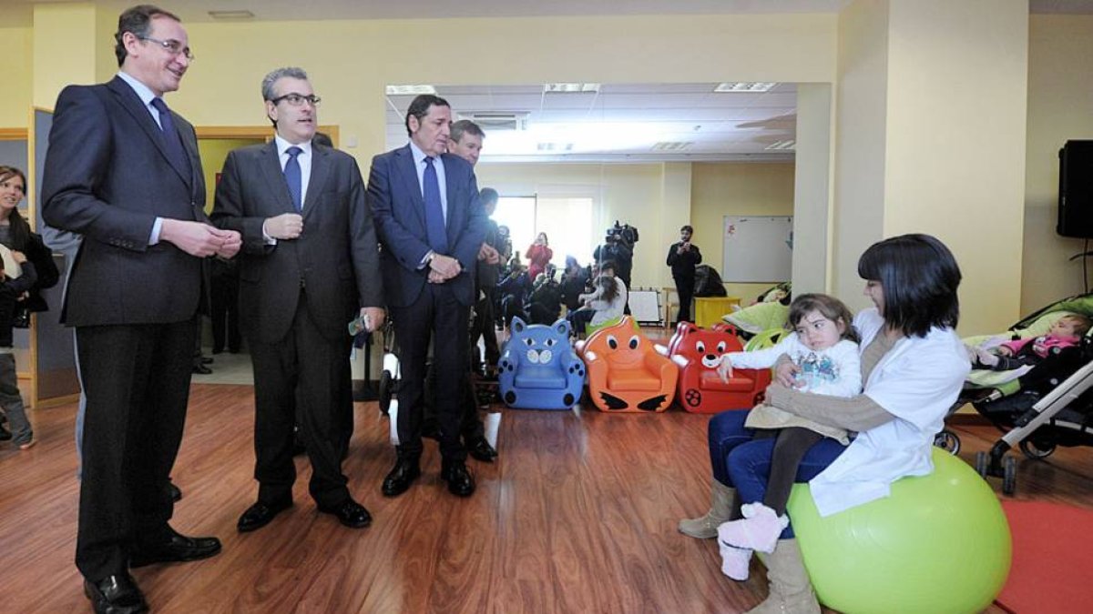 El Ministro de Sanidad junto con el director del centro, Aitor Aparicio, y el consejero de Sanidad en la visita al Creer.-ISRAEL L. MURILLO