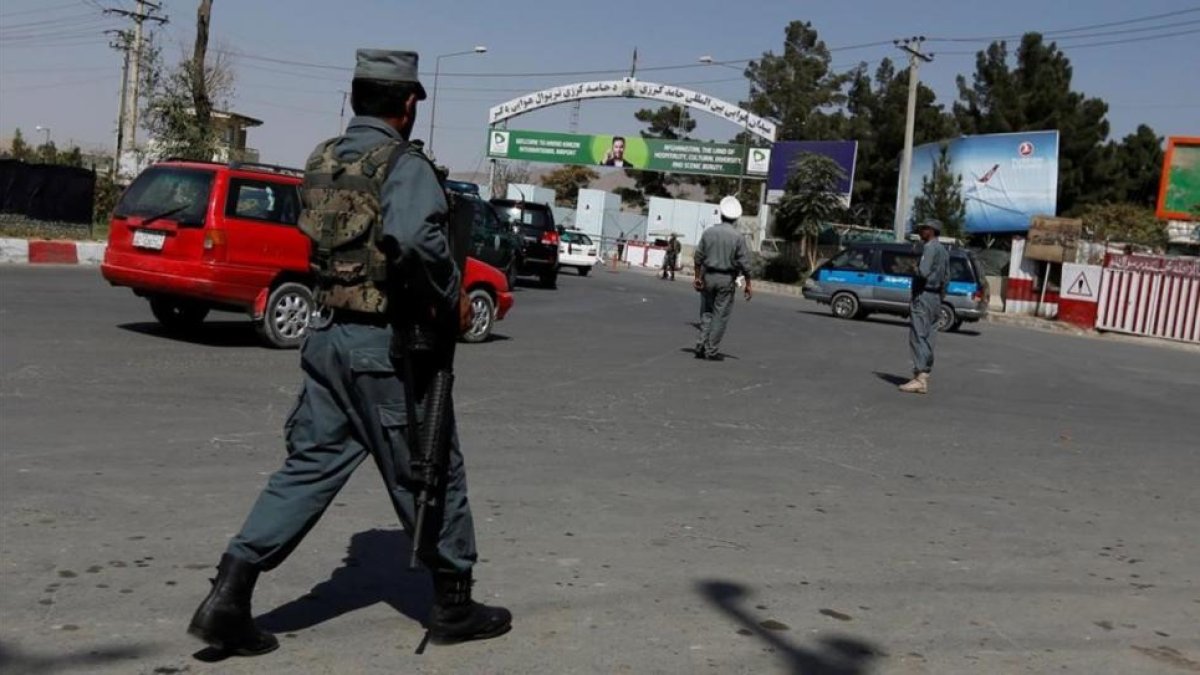Un policía afgano junto al aeropuerto de Kabul-MOHAMMAD ISMAIL / REUTERS