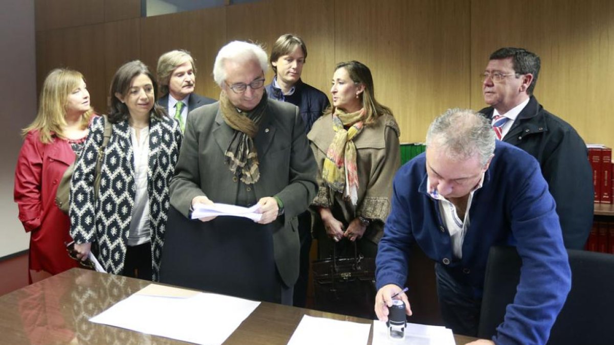 Los candidatos del PP alCongreso y alSenado presentaron las listas en la Junta Electoral.-ECB