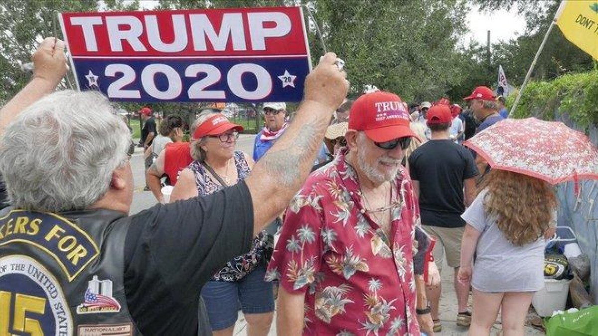 Seguidores de Trump hacen cola para participar en el inicio de campaña del presidente estadounidense en Florida.-AP / JOHN RAOUX