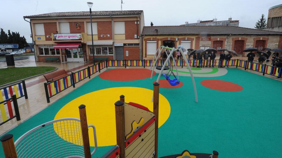 El parque infantil ha cambiado por completo la fisonomía de la plaza Vista Alegre, en el centro de La Ventilla.-ISRAEL L. MURILLO