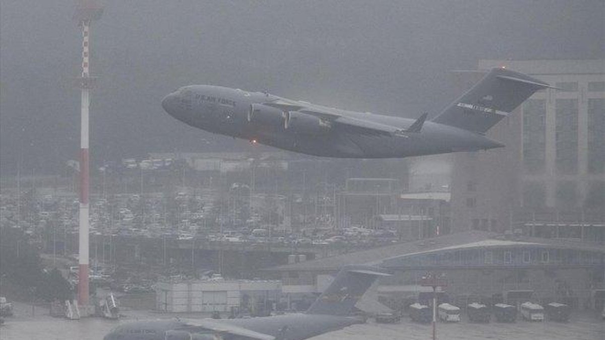Un avión militar estadounidense despega de la base aérea de Ramstein, en Alemania, durante un día de niebla.-BORIS ROESSLER (AP)