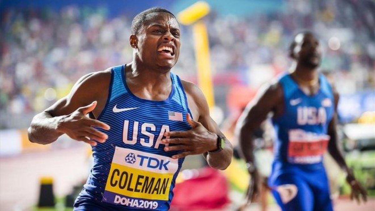 Christian Coleman, eufórico tras cruzar la meta de los 100 metros por delante de Justin Gatlin.-EFE / / JEAN-CHRISTOPHE BOTT