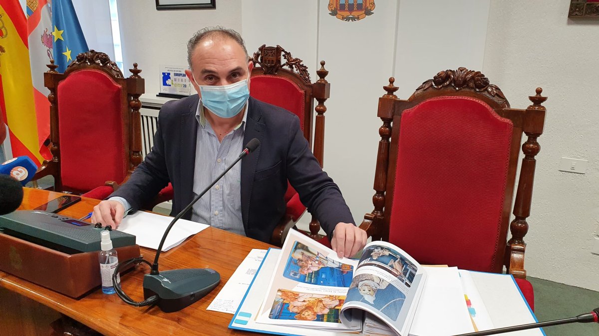 Emilio Berzosa muestra el programa cultural
