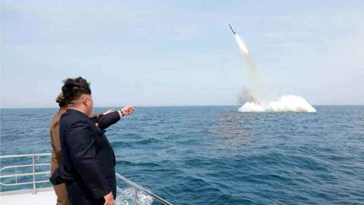 El líder norcoreano, Kim Jong-un, asiste al lanzamiento del misil submarino.-Foto: EFE