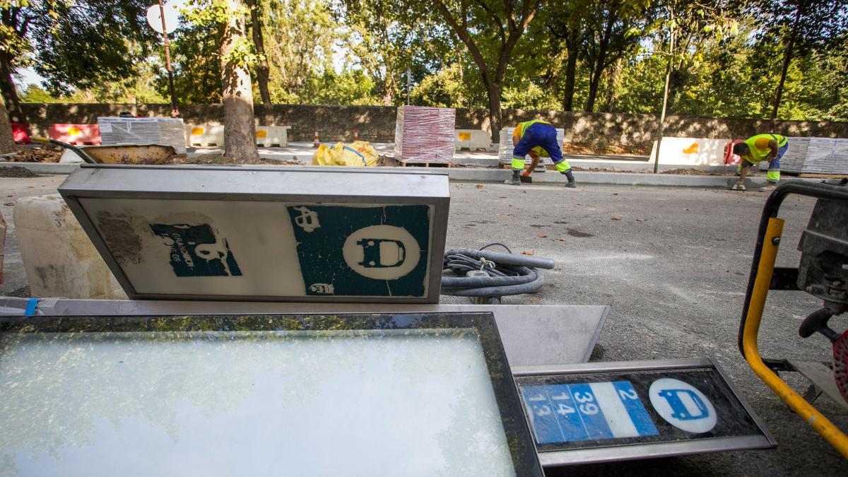 Trabajos de remodelación de las paradas accesibles de autobús en la calle Comendadores, frente al Hospital Militar. TOMÁS ALONSO