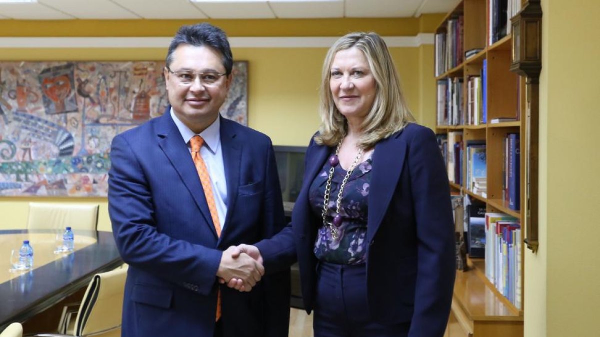La consejera de Economía y Hacienda, Pilar del Olmo, recibe al ministro de Industria y Comercio de Paraguay, Gustavo Leite.-ICAL
