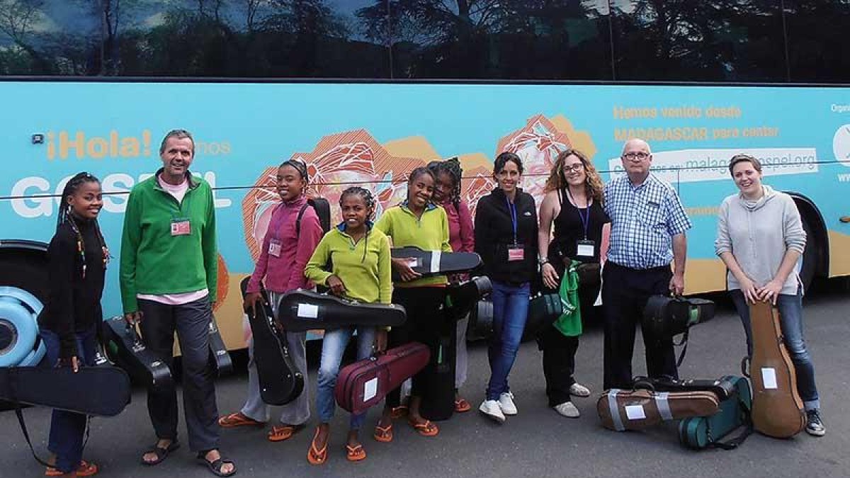 Isabel Bello (d.) entregó los instrumentos recogidos hasta ahora el domingo pasado aprovechando la gira de Malagasy Góspel por España.-