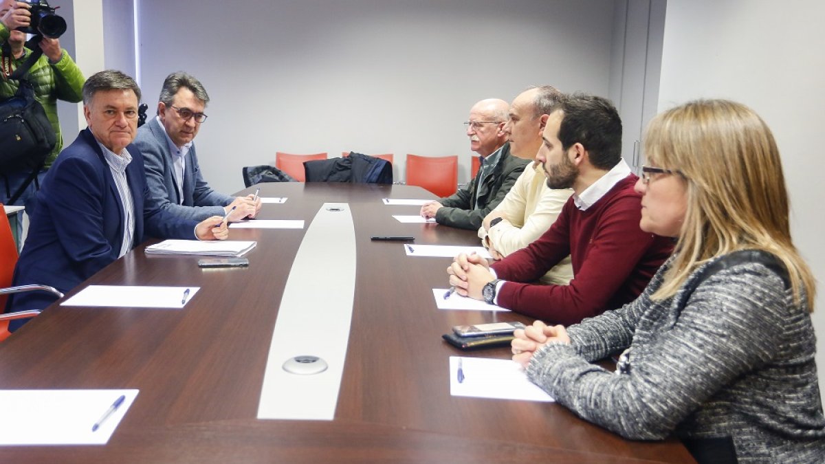 Reunión entre los concejales del PP de Boñar, el presidente del partido en León, Juan Martínez Majo y el secretario general en Castilla y León, Francisco Vázquez