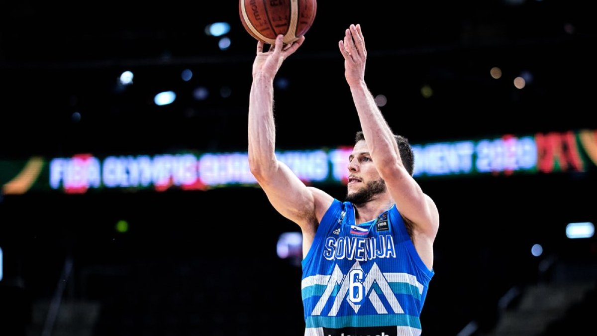 Nikolic lanza a canasta. FIBA