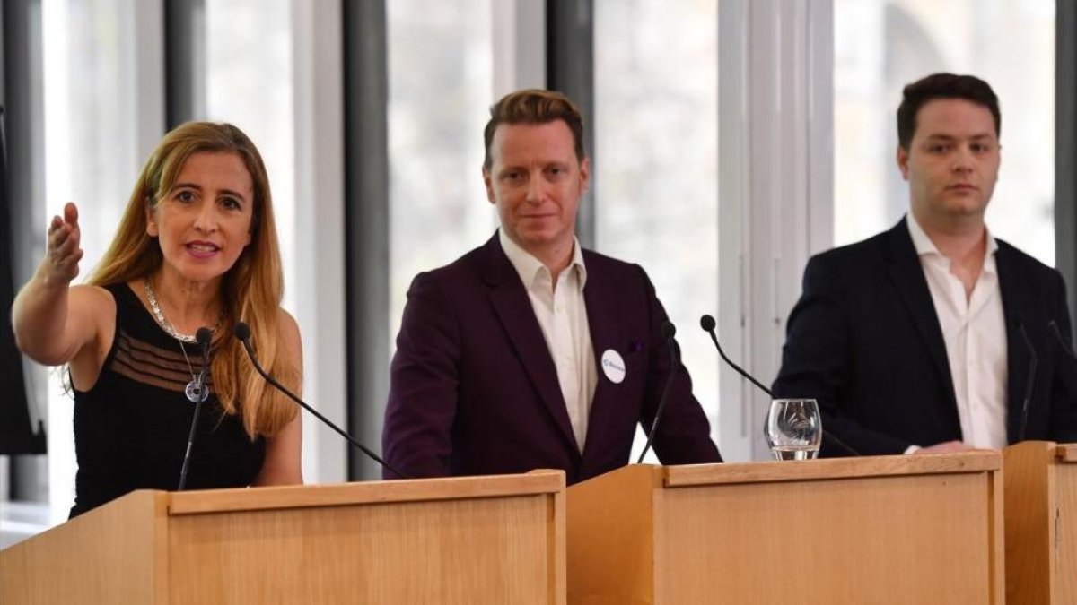 Los tres principales dirigentes del nuevo partido británico, de izquierda a derecha, Sandra Khadhouri, James Clarke y James Torrance en la rueda de prensa en Londres.-AFP / BEN STANSALL