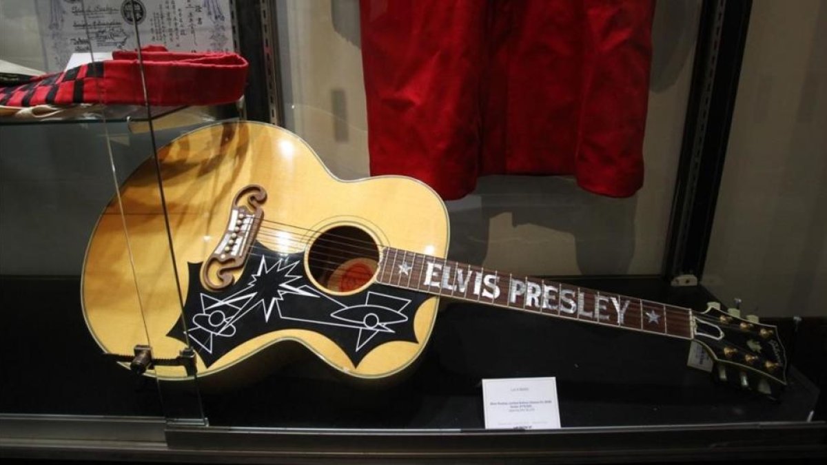 Una guitarra Gibson modelo Elvis Presley.-AFP