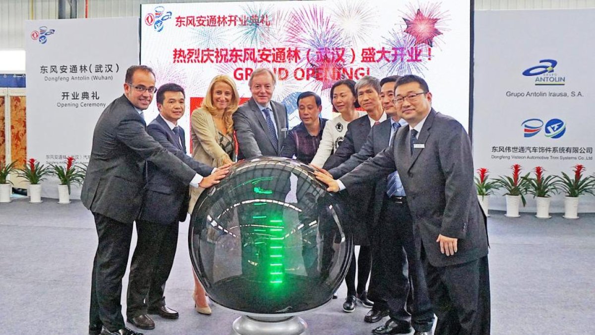 En el centro, María Helena Antolín y Ernesto Antolín, en la nueva fábrica en Wuhan (China)-ECB