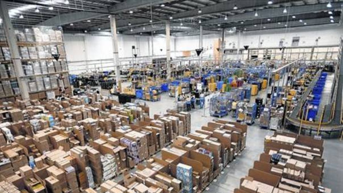 Una de las naves del centro logístico de Amazon en San Fernando de Henares,-Foto: JUAN MANUEL PRATS