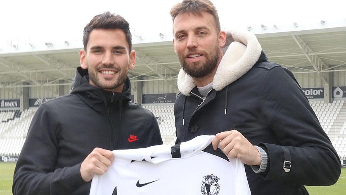 Rubén Lobato posa con la camiseta del Burgos CF junto al nuevo director deportivo del club, Miguel Pérez ‘Michu-Burgos CF