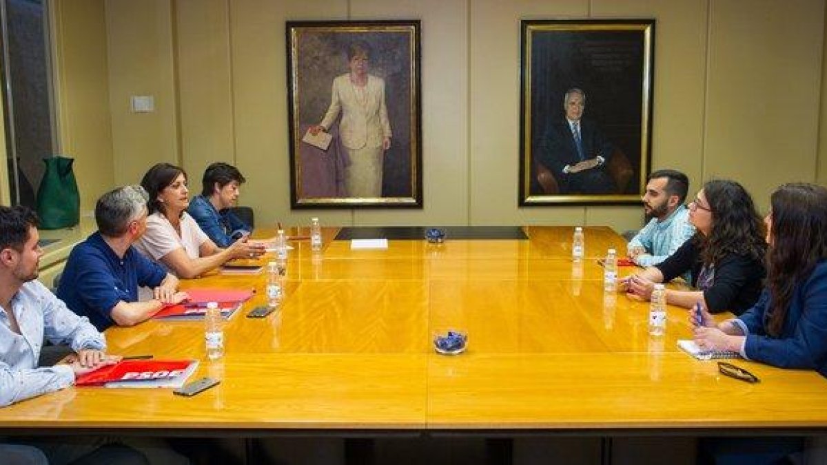 La candidata socialista a la Presidencia del Gobierno de La Rioja, Concha Andreu (tercera por la izquierda), y la diputada de UP por Podemos, Raquel Romero (segunda por la derecha), encabezan los equipos negociadores.-RAQUEL MANZANARES (EFE)