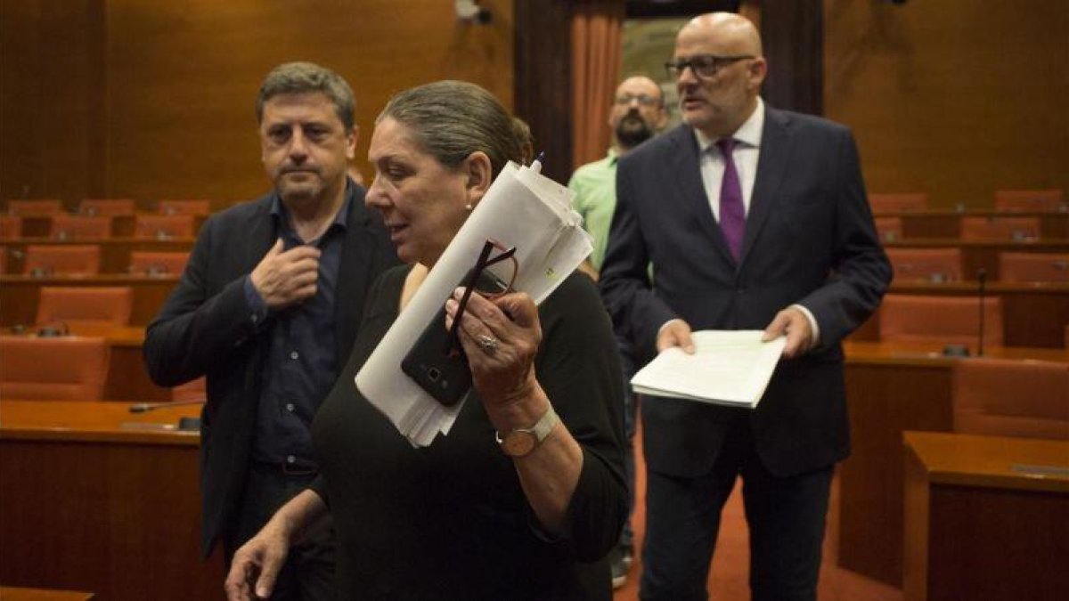En la imagen, de izquierda a derecha, Jordi Orobitg, Gabriela Serra y Lluís Corominas en el Parlament.-ALBERT BERTRAN