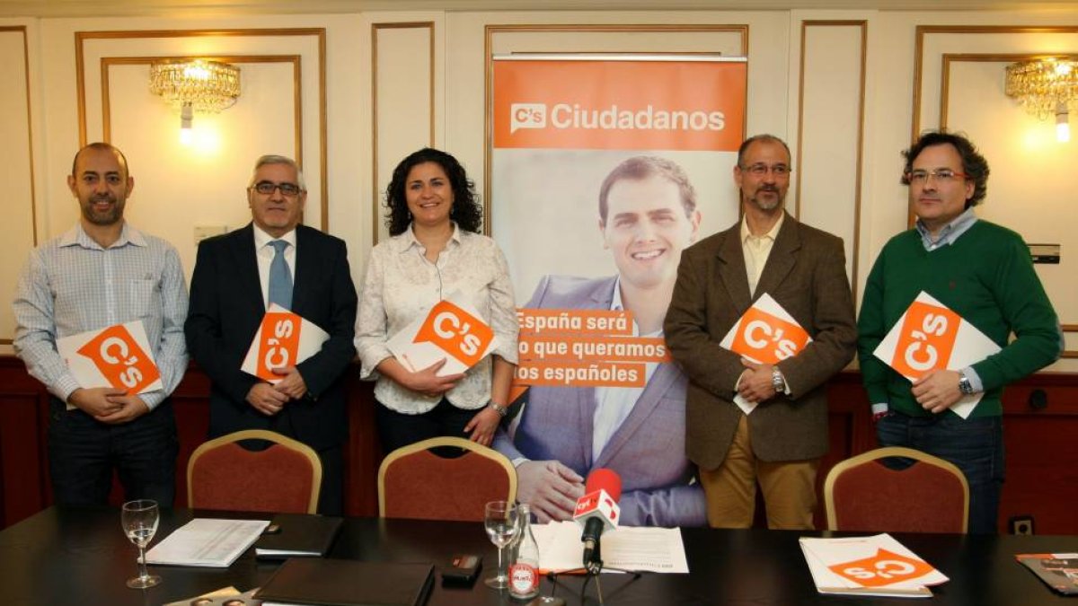 El delegado de la formación política Ciudadanos (C's) en Castilla y León, Luis Fuentes (2 D), presenta las candidaturas de este partido en Castilla y León. Junto a él, los coordinadores de la campaña-Ical