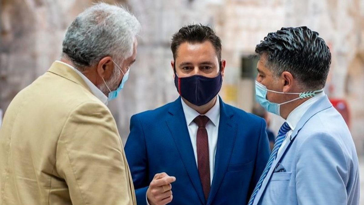 De la Rosa y Marañón dialogan con el secretario municipal de Burgos en una imagen de archivo. SANTI OTERO