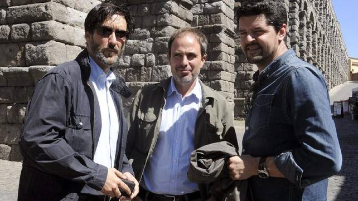 Domínguez (centro), Garcia Vilanova (izquierda) y Pérez, ante el Acueducto de Segovia, este jueves.-Foto: EFE / AURELIO MARTÍN