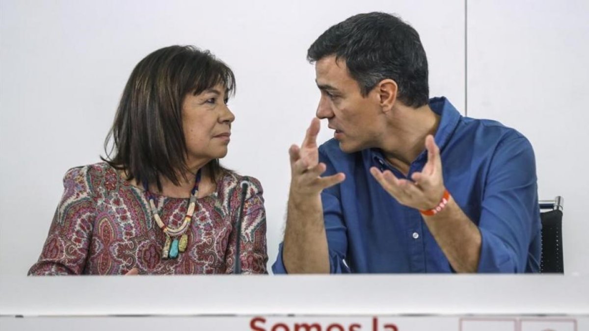 Pedro Sánchez habla con la presidenta del PSOE, Cristina Narbona, este lunes en la sede del partido.-EFE / EMILIO NARANJO