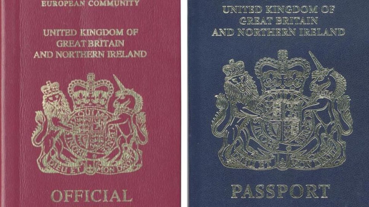 Combo de imágenes del actual pasaporte (izquierda) y del futuro documento del Reino Unido.-/ AFP