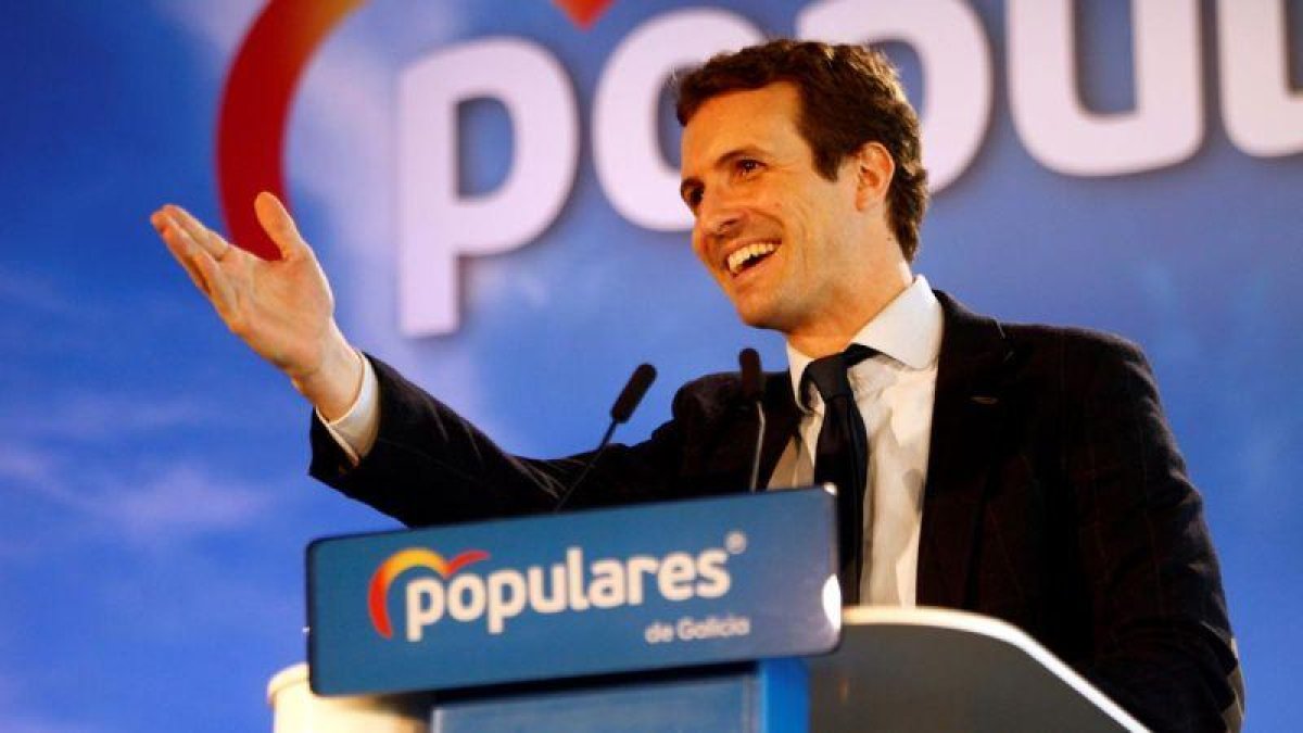 Casado acusa al Gobierno de instrumentalizar las instituciones en su beneficio. En la foto, Casado en un acto celebrado en Ferrol.-KIKE DELGADO EFE