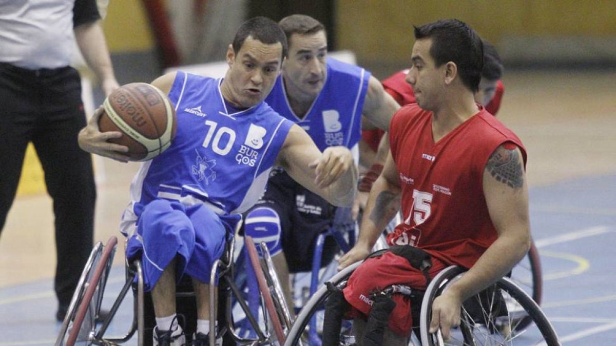 Jorge Iglesias protege el balón durante un partido.-SANTI OTERO