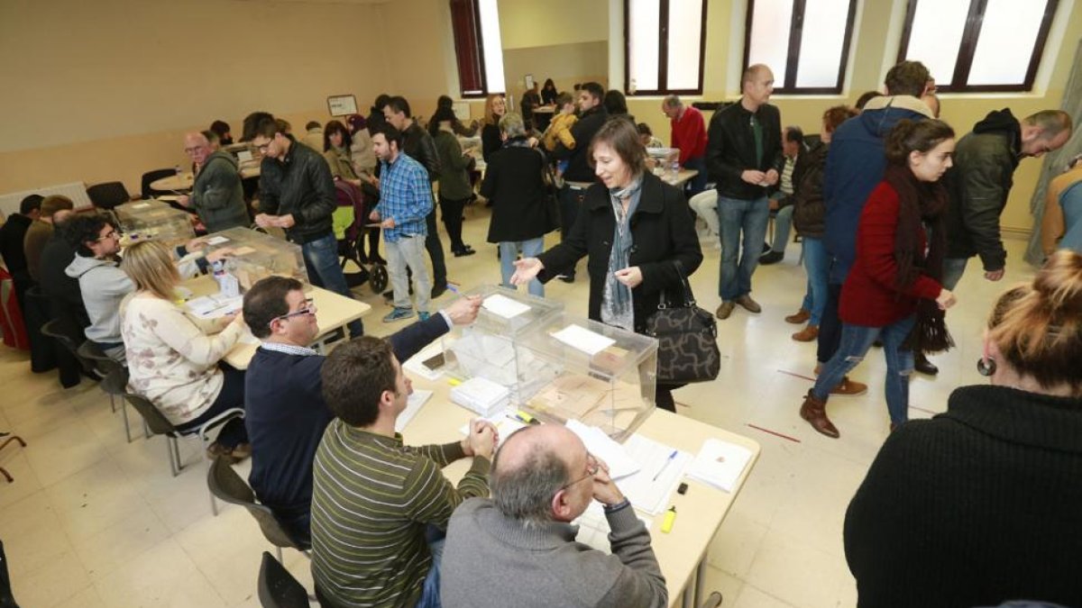En los colegios electorales de Burgos se ha registrado gran afluencia de votantes.-RAÚL OCHOA