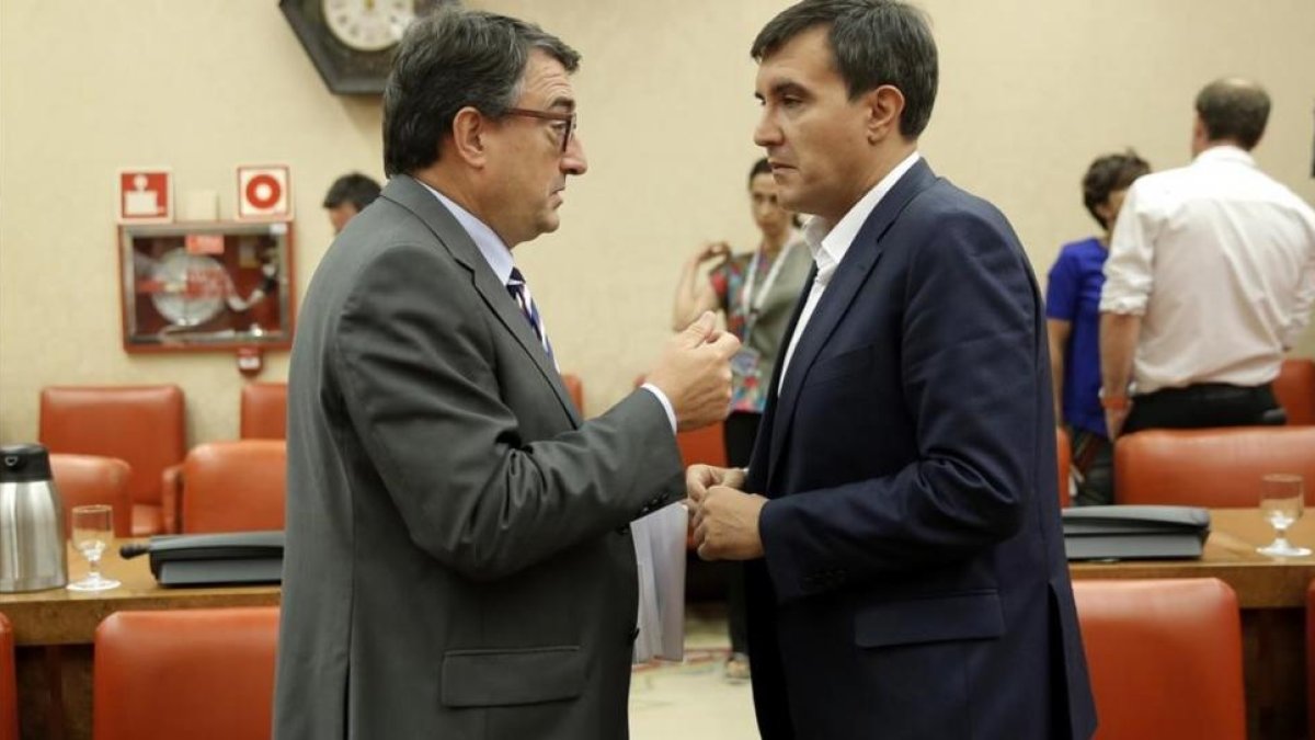 El portavoz del PNV, Aitor Esteban, conversa con el secretario de Estado de Relaciones con las Cortes, José Luis Ayllón-JOSE LUIS ROCA