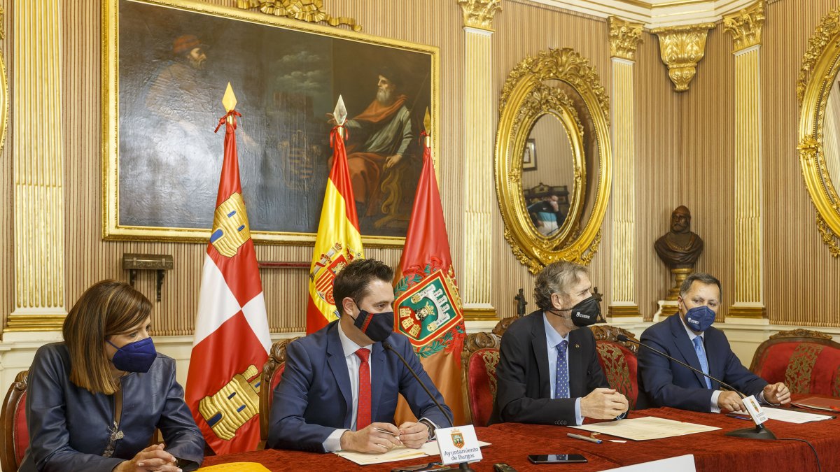 Nuria Barrio, Daniel de la Rosa, Manuel Pérez Mateos y Santiago Bello durante la firma del convenio por el que el Ayuntamiento se une a la Red Hispanoamericana de Derechos Humanos. SANTI OTERO