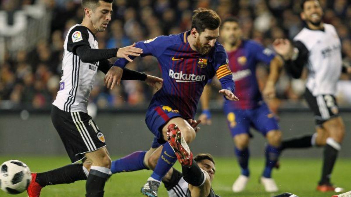 Messi, el jueves, en la Copa, en Mestalla.-ALBERTO SAIZ (AP)