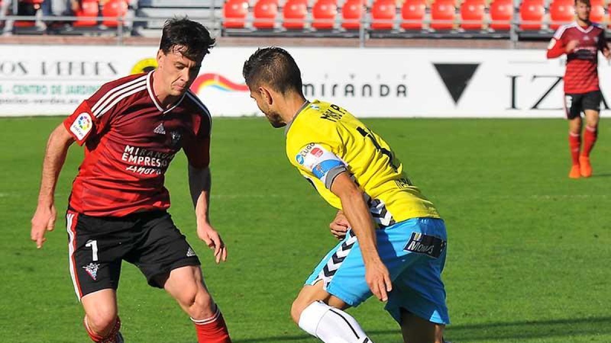 Guarrotxena trata de zafarse del marcaje de un rival en un duelo disputado en Anduva-Jose Esteban Egurrola