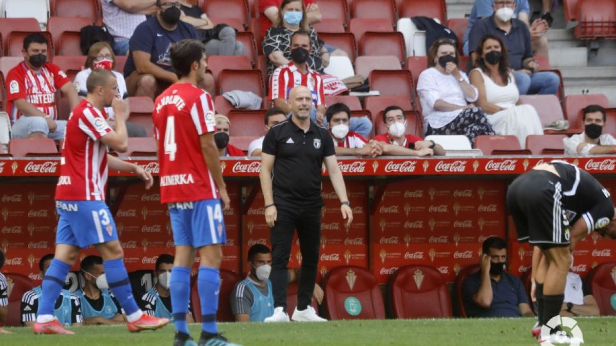 Julián Calero, a la derecha, se dirige a sus jugadores. LALIGA