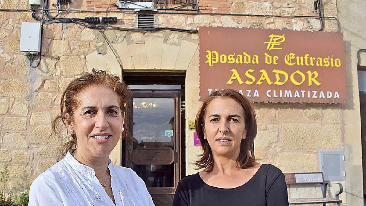 Encarna y Olvido, a las puertas de la Posada de Eufrasio en la localidad burgalesa de Lerma.