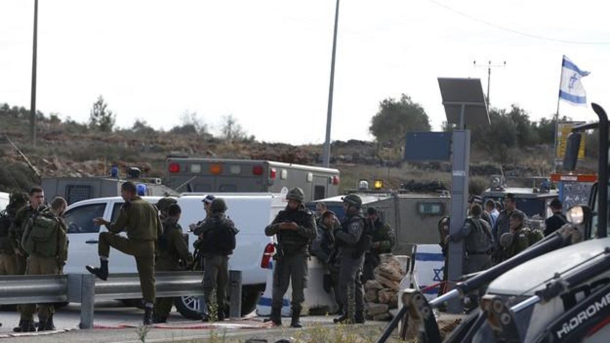 Las fuerzas de seguridad israelíes montan guardia en el lugar del supuesto intento de apuñalamiento en Tapuah.-AFP/ AHMAD GHARABLI