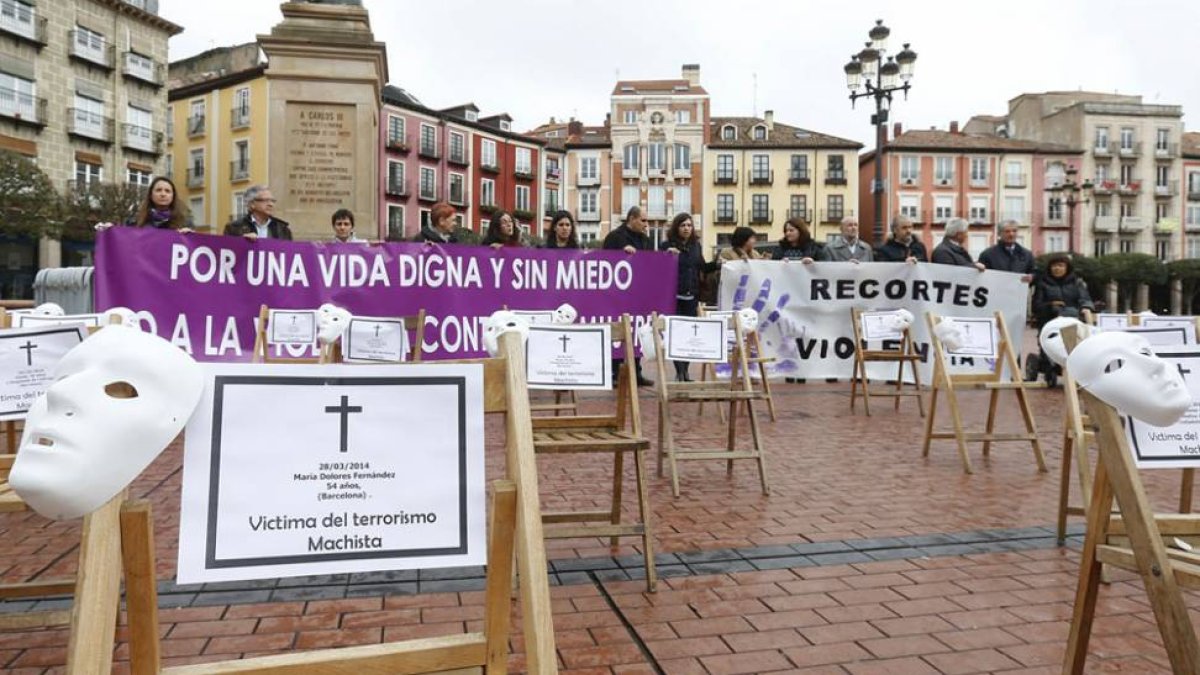 Miembros del colectivo durante la presentación de la manifestación de esta tarde en la plaza del Cid.-RAÚL G. OCHOA