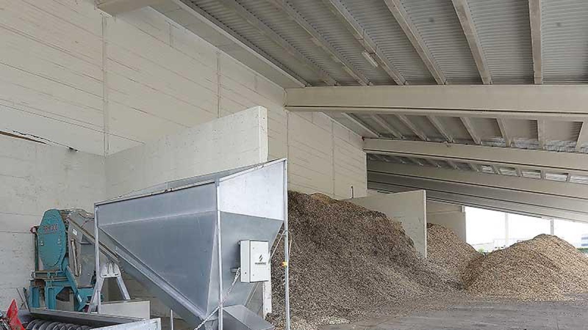 Depósitos de biomasa para la planta de generación de energía de L’Oreal en Villalonquéjar.-RAÚL G. OCHOA