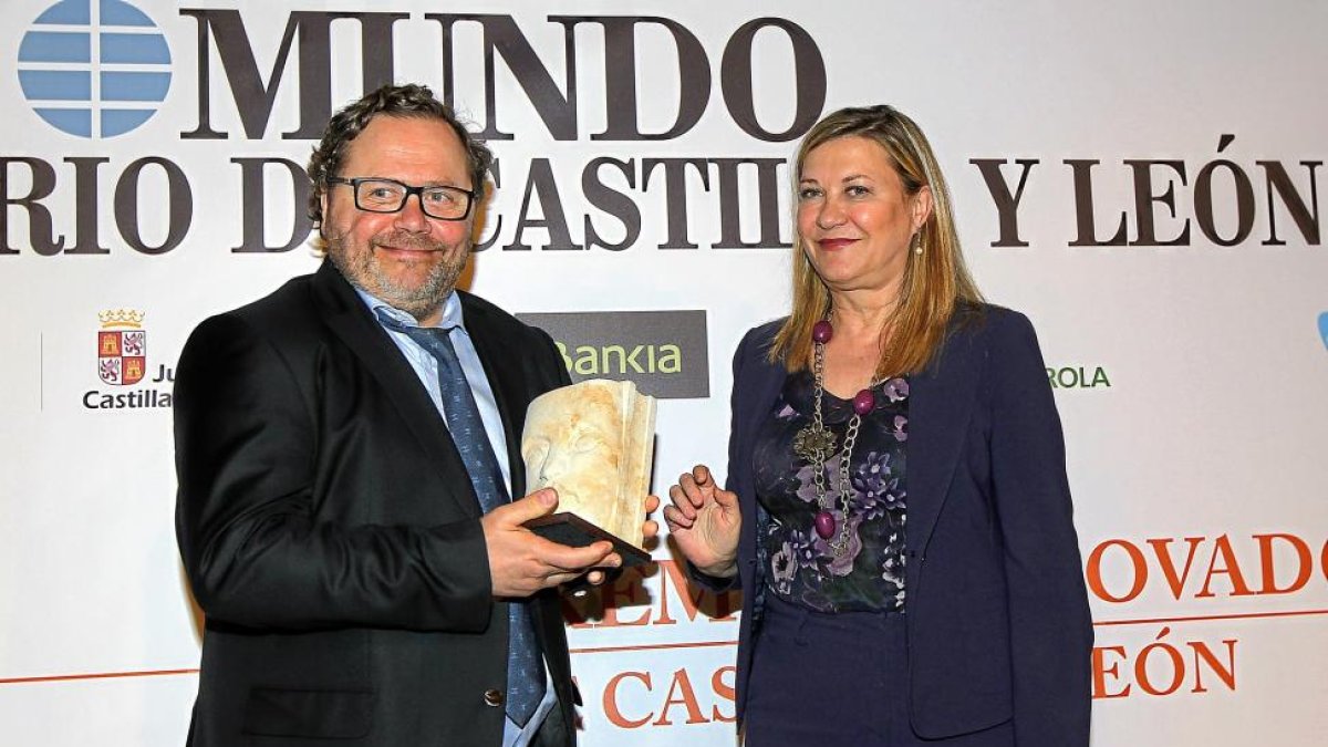 Jorge García sostiene la escultura que la consejera de Economía y Hacienda, Pilar del Olmo, le ha entregado.-J. M. LOSTAU