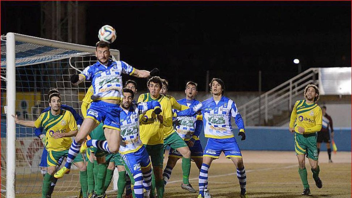 Lance del partido disputado ayer.-ALBERTO CALVO