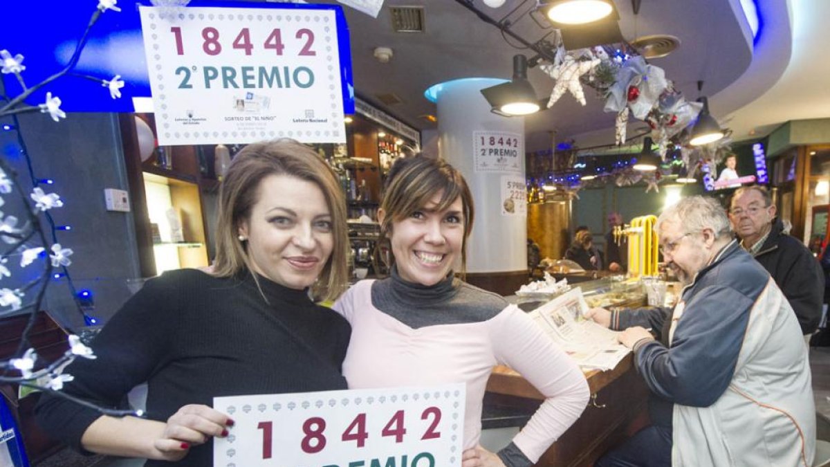 Las empleadas del bar Bárcena posan con el número premiado.-ISRAEL L. MURILLO