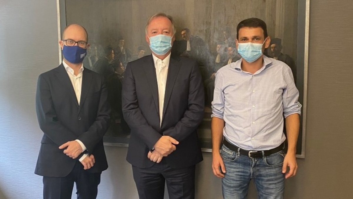 Ernesto Antolin flanqueado por los directivos de AED Manuel Sáez, director de Innovación, y Carlos Urquízar, consejero delegado. ECB