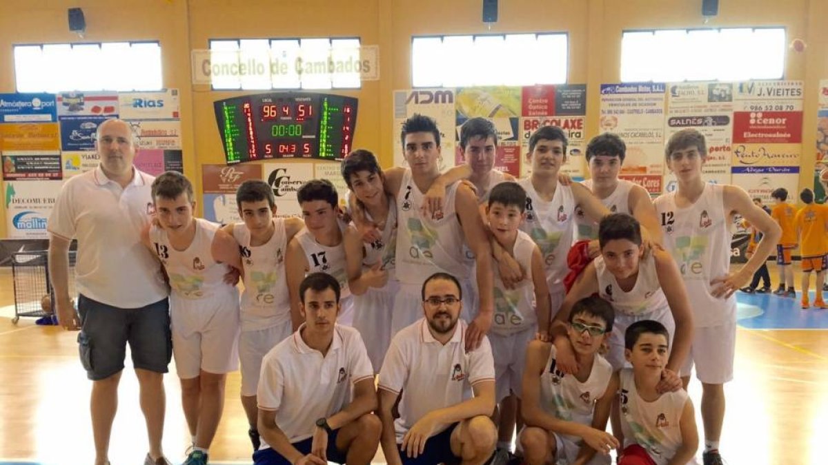 El equipo Academia Evolución posa tras el choque de ayer, en Cambados.-ECB