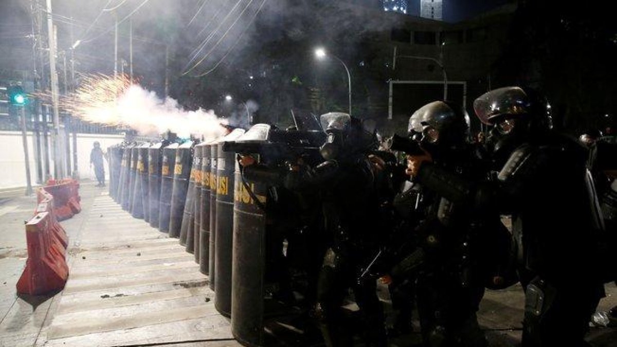 La policía de Indonesia controla protestas por las elecciones presidenciales.-REUTERS